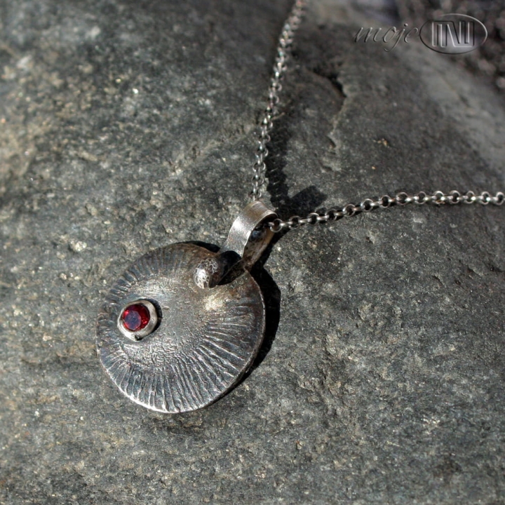 delikatnie-solarny-z-granatem-srebrny-wisiorek-srebro