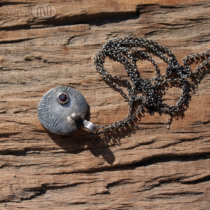 delikatnie-solarny-z-granatem-srebrny-wisiorek-srebro