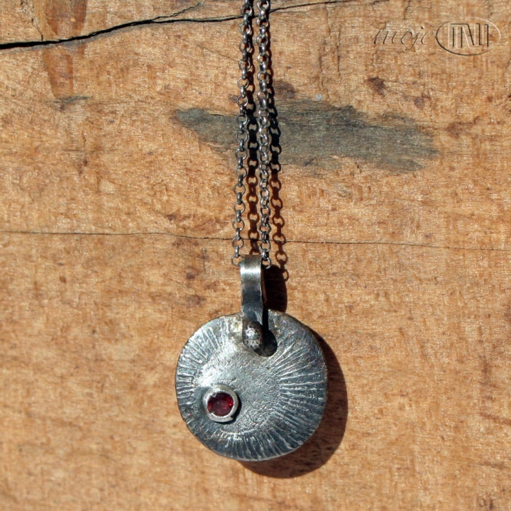 delikatnie-solarny-z-granatem-srebrny-wisiorek-srebro