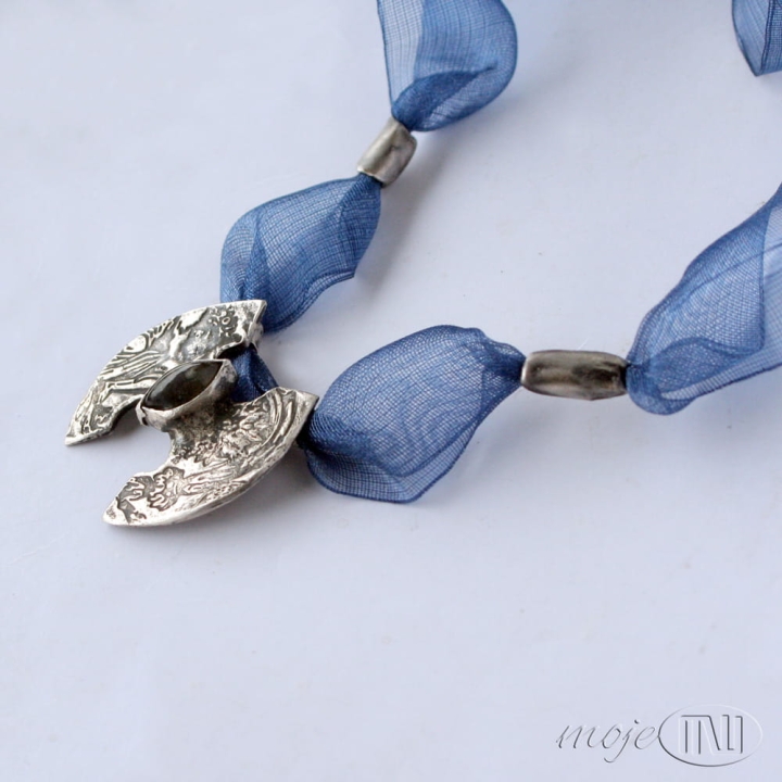 labra-obosieczny-wisior-naszyjnik-ze-srebra-srebrny-z-labradorytem-szafirowa-wstazka-ozdobny