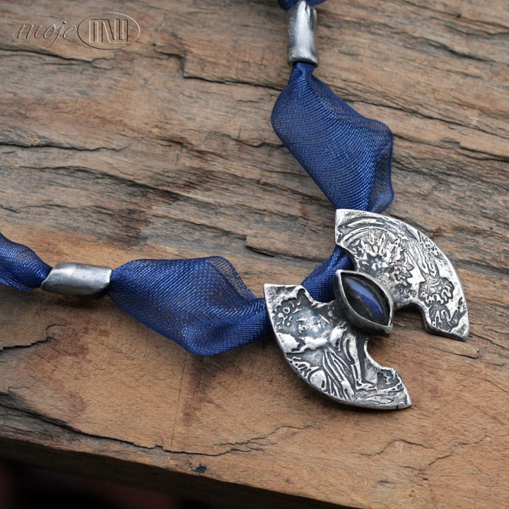 labra-obosieczny-wisior-naszyjnik-ze-srebra-srebrny-z-labradorytem-szafirowa-wstazka-ozdobny