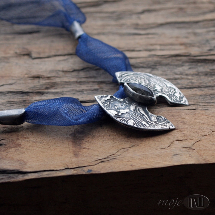 labra-obosieczny-wisior-naszyjnik-ze-srebra-srebrny-z-labradorytem-szafirowa-wstazka-ozdobny