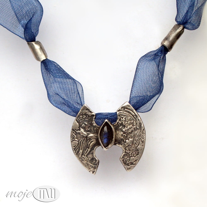 labra-obosieczny-wisior-naszyjnik-ze-srebra-srebrny-z-labradorytem-szafirowa-wstazka-ozdobny