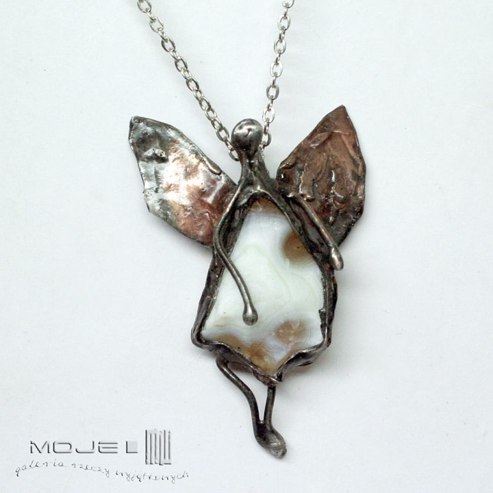 kamykowy-aniol-wisiorek-z-aniolem-agat-surowy-kamien-miedziany-wisior