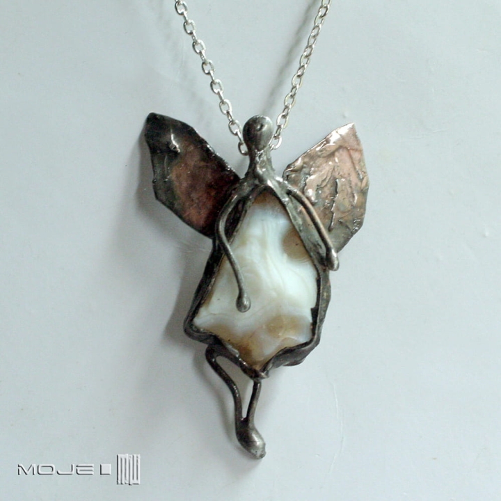 kamykowy-aniol-wisiorek-z-aniolem-agat-surowy-kamien-miedziany-wisior