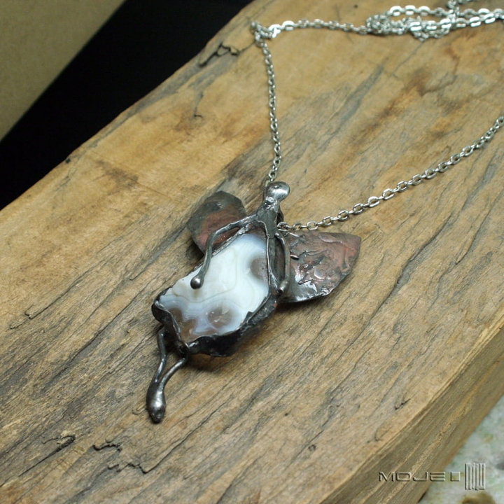 kamykowy-aniol-wisiorek-z-aniolem-agat-surowy-kamien-miedziany-wisior