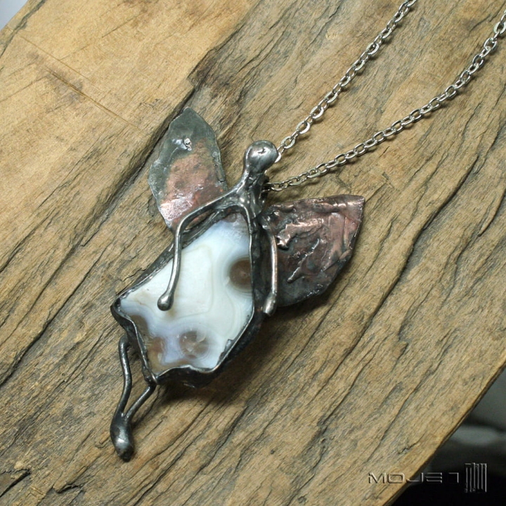 kamykowy-aniol-wisiorek-z-aniolem-agat-surowy-kamien-miedziany-wisior