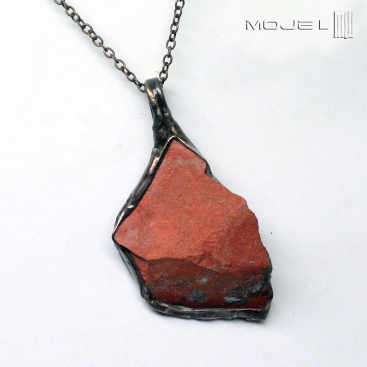 jaspisowa-bryla-wszelakiej-rownowagi-wisior-z-jaspisem-surowy-kamien-minimalistycznie-oprawiony-w-miedz