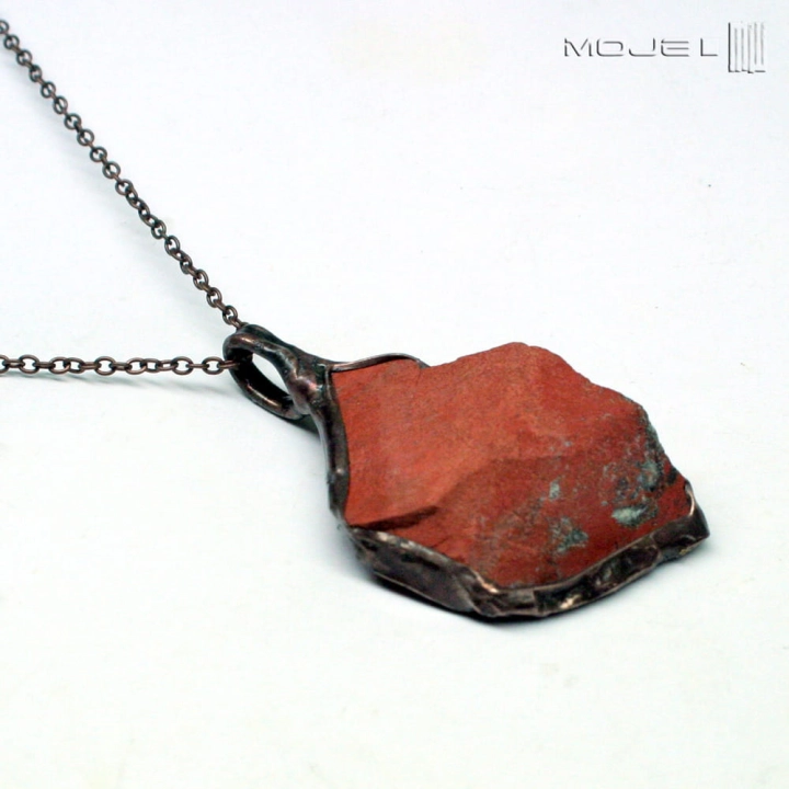 jaspisowa-bryla-wszelakiej-rownowagi-wisior-z-jaspisem-surowy-kamien-minimalistycznie-oprawiony-w-miedz