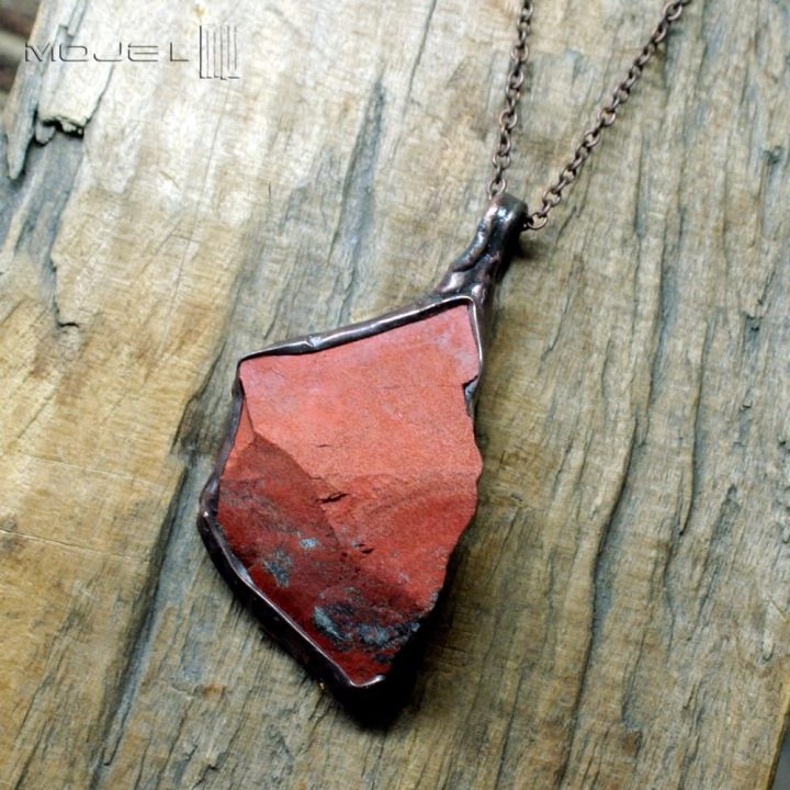 jaspisowa-bryla-wszelakiej-rownowagi-wisior-z-jaspisem-surowy-kamien-minimalistycznie-oprawiony-w-miedz