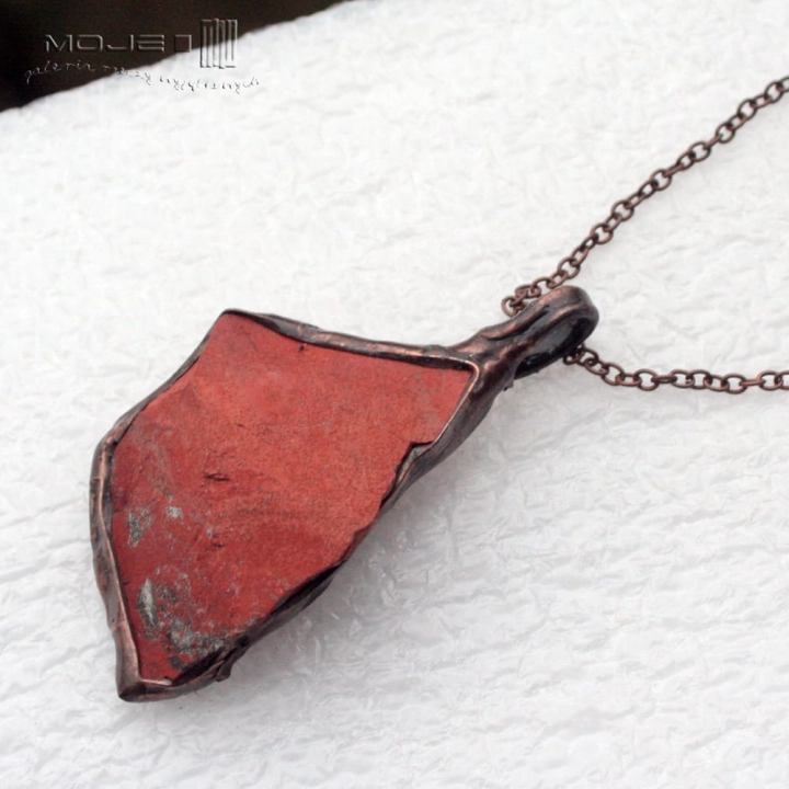 jaspisowa-bryla-wszelakiej-rownowagi-wisior-z-jaspisem-surowy-kamien-minimalistycznie-oprawiony-w-miedz