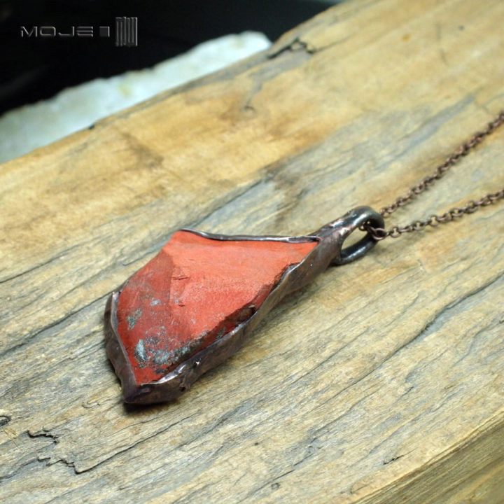 jaspisowa-bryla-wszelakiej-rownowagi-wisior-z-jaspisem-surowy-kamien-minimalistycznie-oprawiony-w-miedz