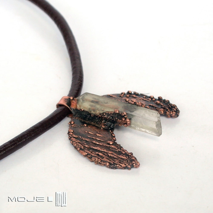 lunula-z-krysztalem-ksiezyc-ksiezycowy-wisior-miedziany-krysztal-gorski-surowy-kamien-kobiecy-symbol-amulet-na-rzemieniu