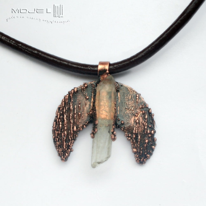 lunula-z-krysztalem-ksiezyc-ksiezycowy-wisior-miedziany-krysztal-gorski-surowy-kamien-kobiecy-symbol-amulet-na-rzemieniu