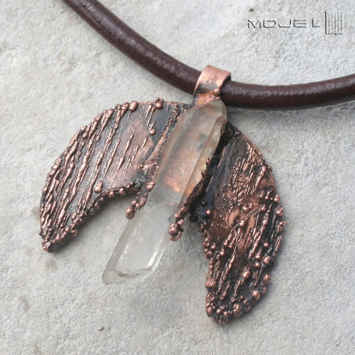 lunula-z-krysztalem-ksiezyc-ksiezycowy-wisior-miedziany-krysztal-gorski-surowy-kamien-kobiecy-symbol-amulet-na-rzemieniu