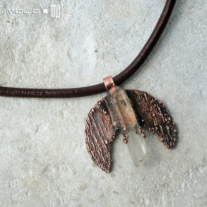 lunula-z-krysztalem-ksiezyc-ksiezycowy-wisior-miedziany-krysztal-gorski-surowy-kamien-kobiecy-symbol-amulet-na-rzemieniu