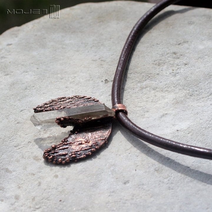 lunula-z-krysztalem-ksiezyc-ksiezycowy-wisior-miedziany-krysztal-gorski-surowy-kamien-kobiecy-symbol-amulet-na-rzemieniu