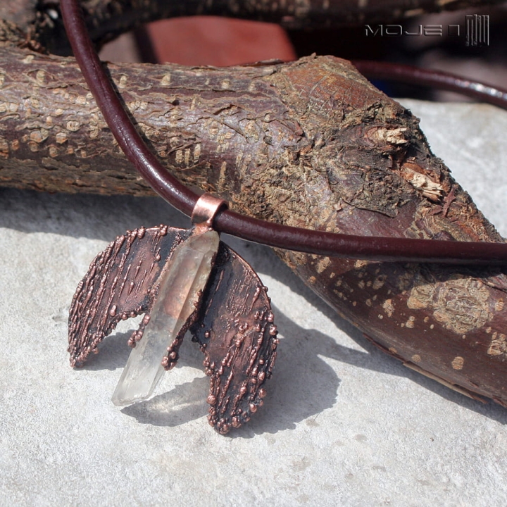 lunula-z-krysztalem-ksiezyc-ksiezycowy-wisior-miedziany-krysztal-gorski-surowy-kamien-kobiecy-symbol-amulet-na-rzemieniu