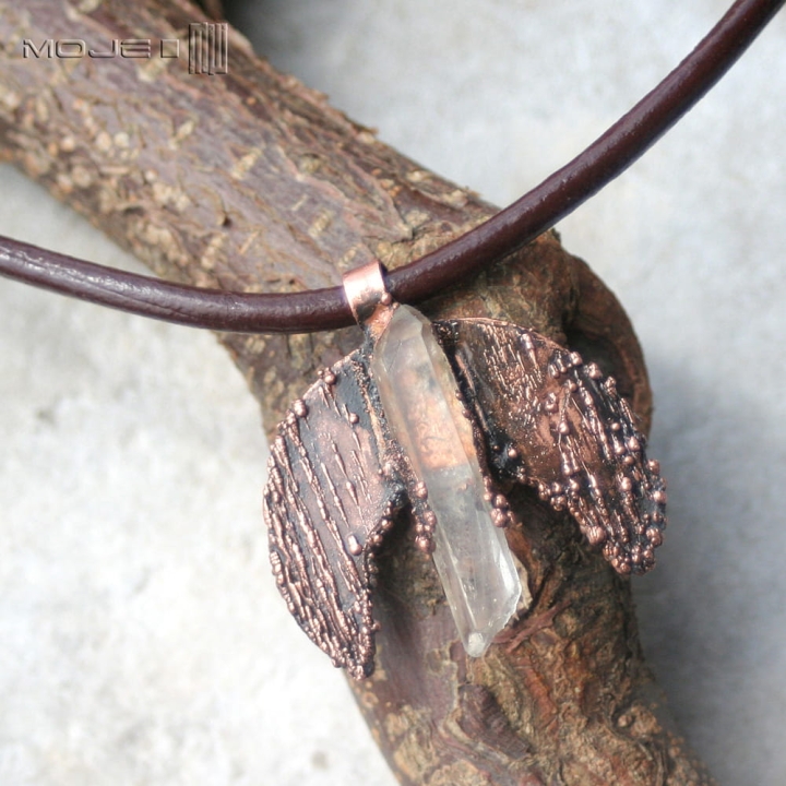 lunula-z-krysztalem-ksiezyc-ksiezycowy-wisior-miedziany-krysztal-gorski-surowy-kamien-kobiecy-symbol-amulet-na-rzemieniu