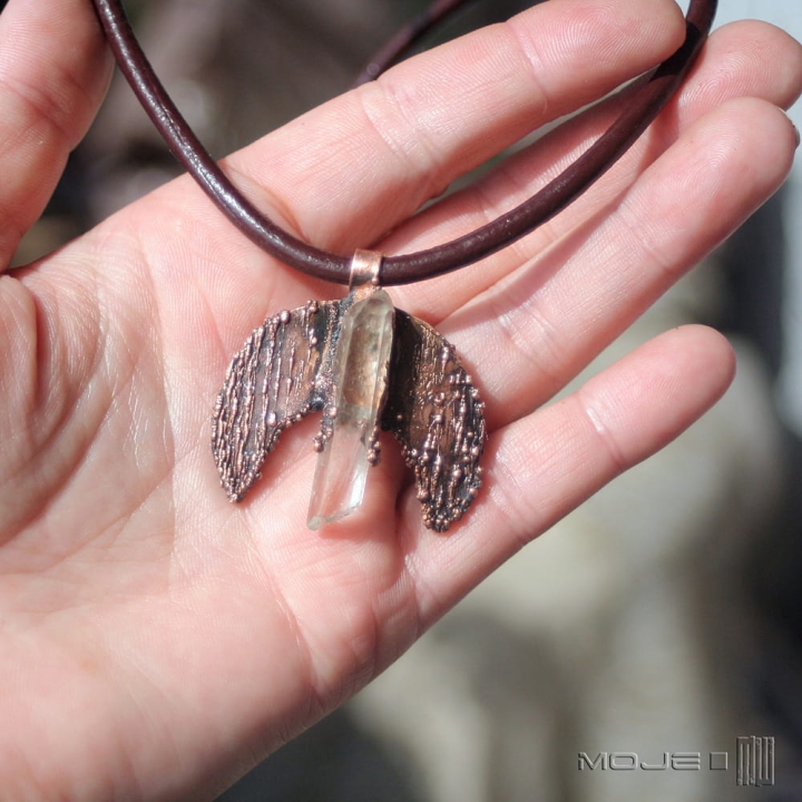 lunula-z-krysztalem-ksiezyc-ksiezycowy-wisior-miedziany-krysztal-gorski-surowy-kamien-kobiecy-symbol-amulet-na-rzemieniu