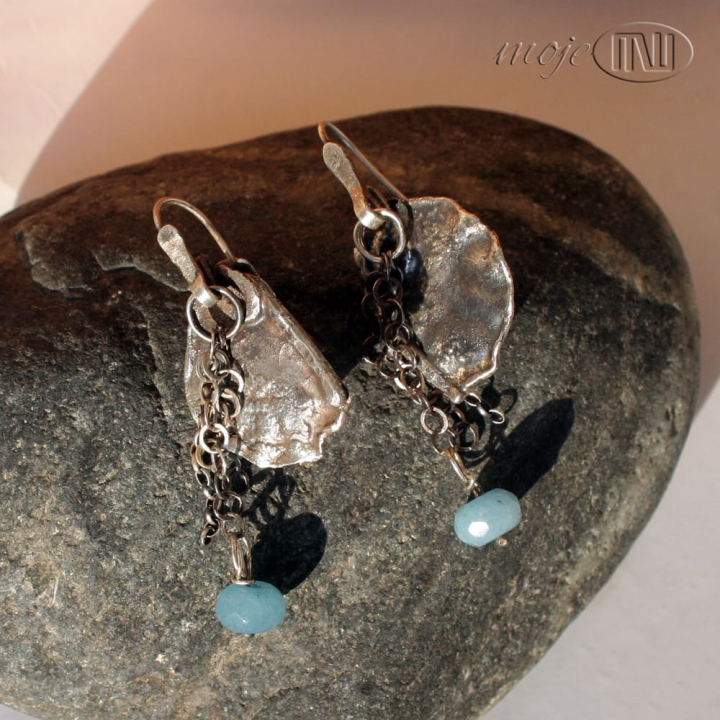 efemeryczny-akwamaryn-wiszace-kolczyki-ze-srebra-rustykalne-nieregularne-z-akwamarynem