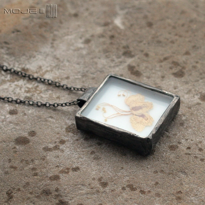 herbario-w-bieli-kwiat-kasztanowca-wisior-z-suszonym-kwiatkiem-szklany-ze-szkla