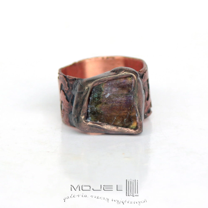 blask-gleboko-ukryty-miedziany-pierscionek-szeroka-obraczka-z-labradorytem-surowy-rustykalny