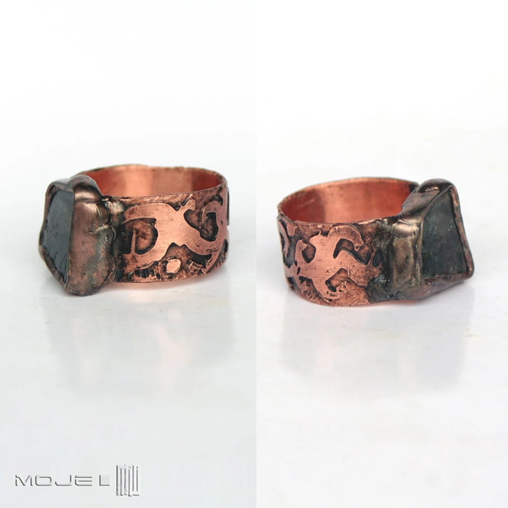 blask-gleboko-ukryty-miedziany-pierscionek-szeroka-obraczka-z-labradorytem-surowy-rustykalny