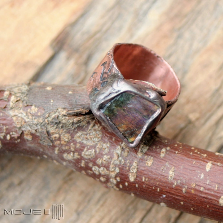 blask-gleboko-ukryty-miedziany-pierscionek-szeroka-obraczka-z-labradorytem-surowy-rustykalny