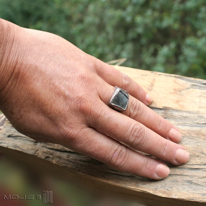 blask-gleboko-ukryty-miedziany-pierscionek-szeroka-obraczka-z-labradorytem-surowy-rustykalny