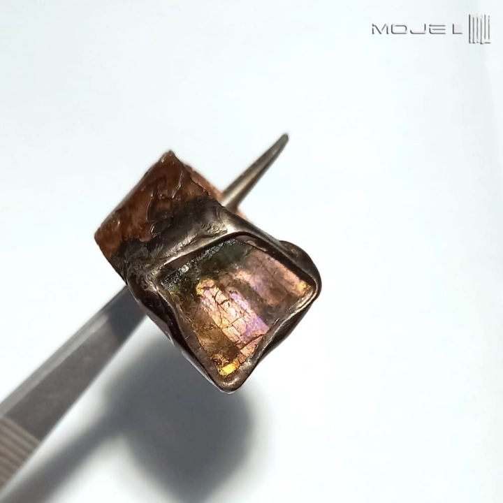 blask-gleboko-ukryty-miedziany-pierscionek-szeroka-obraczka-z-labradorytem-surowy-rustykalny