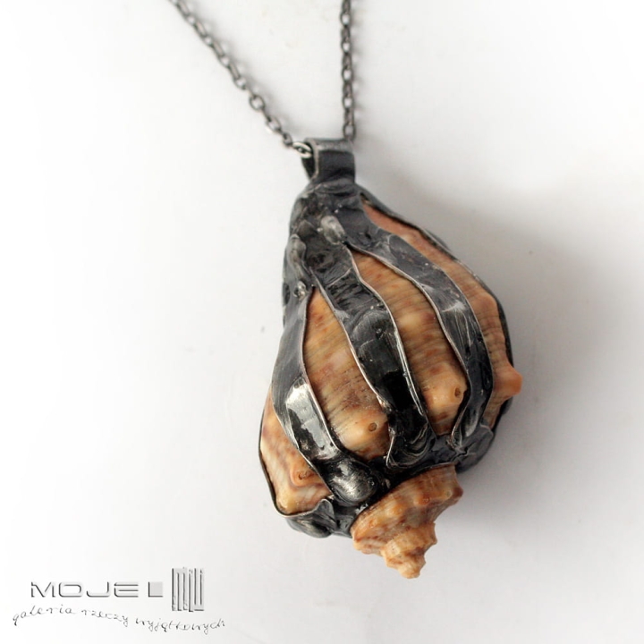 muszla-rustykalna-wisior-z-prawdziwa-morska-muszla-oprawiony-w-miedz-pokryta-cyna