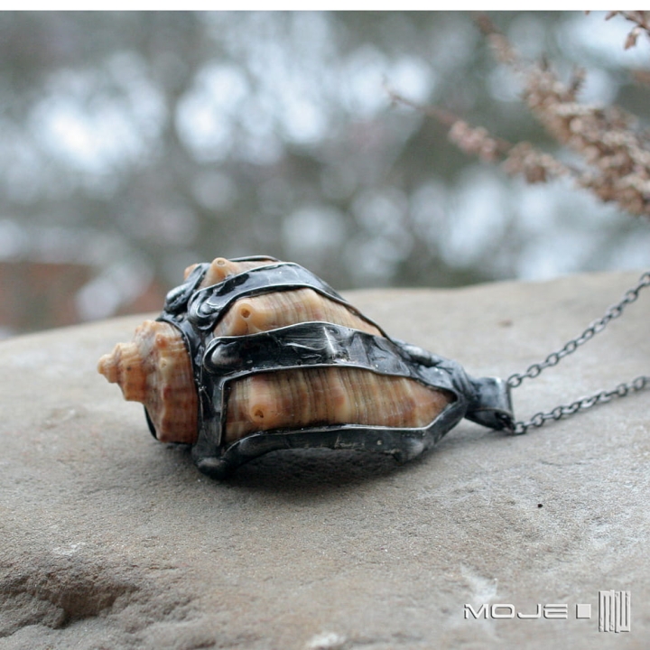 muszla-rustykalna-wisior-z-prawdziwa-morska-muszla-oprawiony-w-miedz-pokryta-cyna