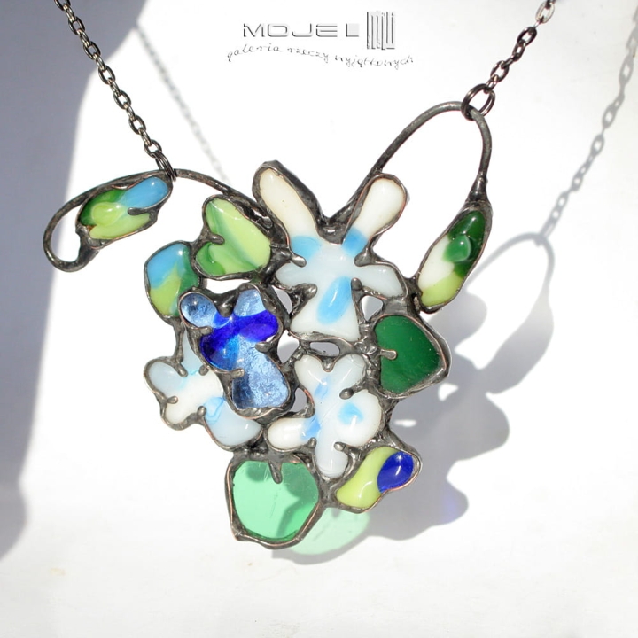 wiosenne-fiolki-kwiaty-szklane-ze-szkla-wisior-fusing-kwiatowy-fiolki-wiosenne-kwiatki-naszyjnik