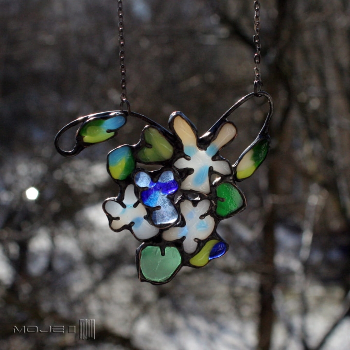 wiosenne-fiolki-kwiaty-szklane-ze-szkla-wisior-fusing-kwiatowy-fiolki-wiosenne-kwiatki-naszyjnik