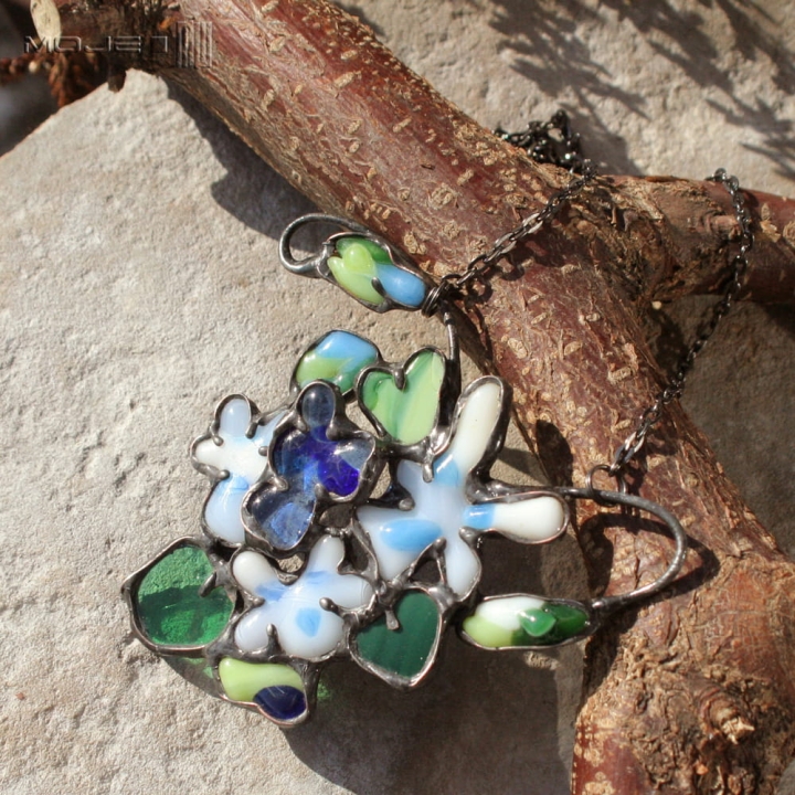 wiosenne-fiolki-kwiaty-szklane-ze-szkla-wisior-fusing-kwiatowy-fiolki-wiosenne-kwiatki-naszyjnik