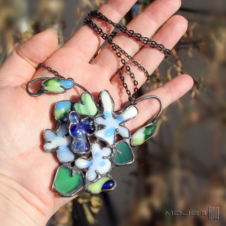 wiosenne-fiolki-kwiaty-szklane-ze-szkla-wisior-fusing-kwiatowy-fiolki-wiosenne-kwiatki-naszyjnik