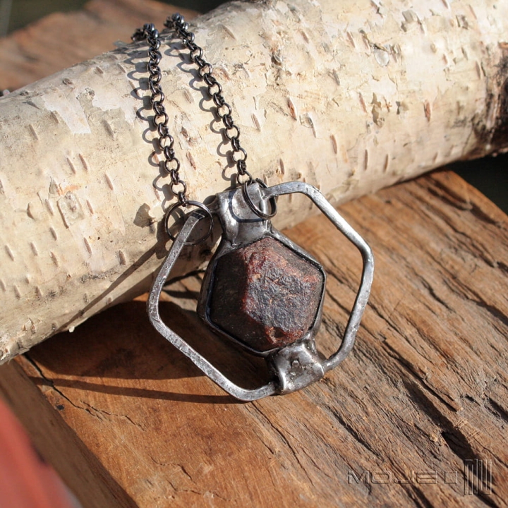 granat-ciosany-wisior-surowy-kamien-granat-brylka-miedziany-pokryty-ccyna-rustykalny