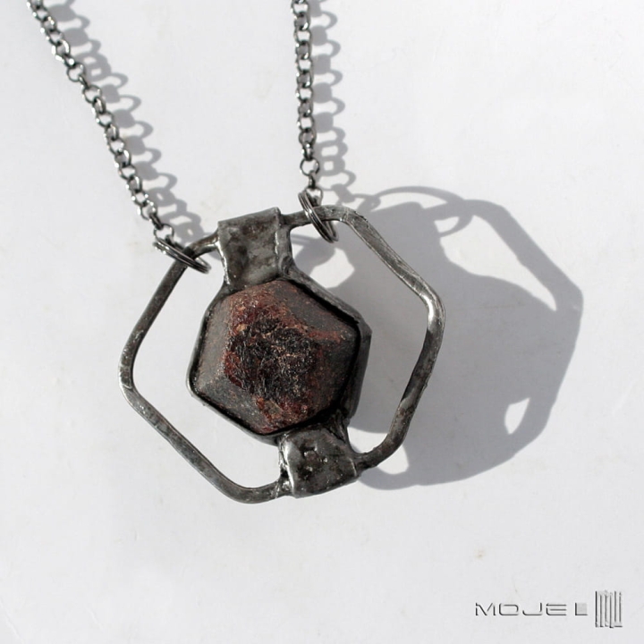 granat-ciosany-wisior-surowy-kamien-granat-brylka-miedziany-pokryty-ccyna-rustykalny