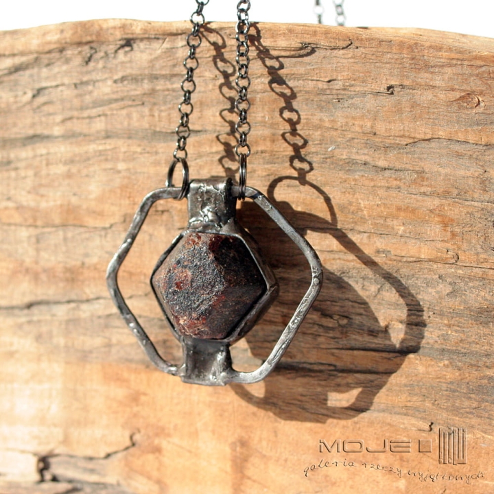 granat-ciosany-wisior-surowy-kamien-granat-brylka-miedziany-pokryty-ccyna-rustykalny