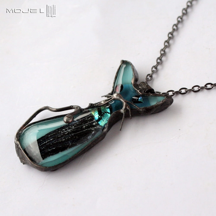 kot-filut-w-turkusie-szklany-wisorek-w-ksztalcie-kota-stylizowany-fusing-na-szyje