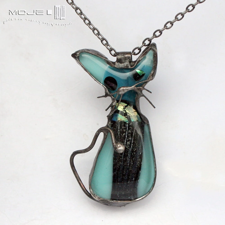 kot-filut-w-turkusie-szklany-wisorek-w-ksztalcie-kota-stylizowany-fusing-na-szyje