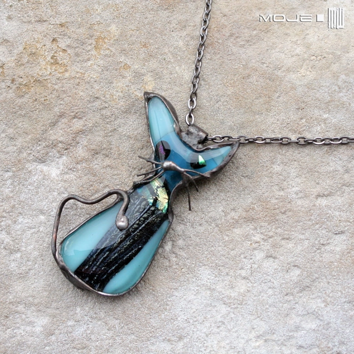 kot-filut-w-turkusie-szklany-wisorek-w-ksztalcie-kota-stylizowany-fusing-na-szyje