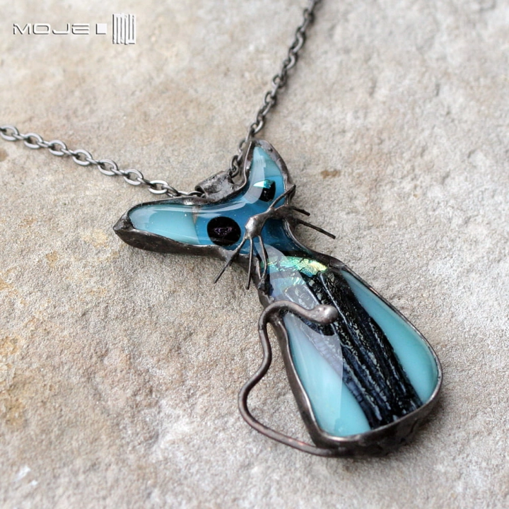 kot-filut-w-turkusie-szklany-wisorek-w-ksztalcie-kota-stylizowany-fusing-na-szyje