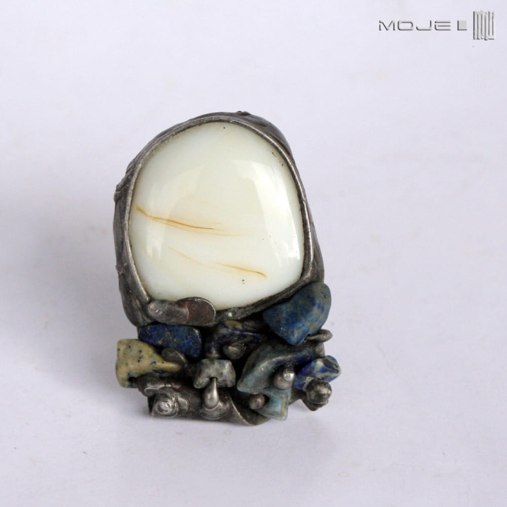 mleko-z-lapisem-pierscionek-ze-szklanym-okiem-i-kamyczkami-lapis-lazuli-miedziany-fusing-cyna