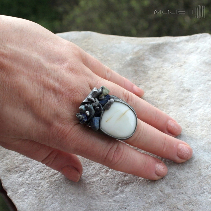 mleko-z-lapisem-pierscionek-ze-szklanym-okiem-i-kamyczkami-lapis-lazuli-miedziany-fusing-cyna