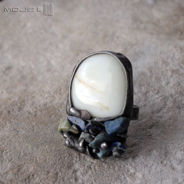 mleko-z-lapisem-pierscionek-ze-szklanym-okiem-i-kamyczkami-lapis-lazuli-miedziany-fusing-cyna