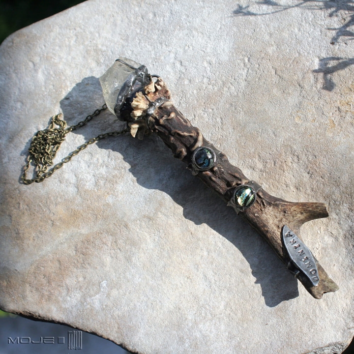 skarb-lesnego-elfa-wisior-rog-z-rogu-koziolka-cytryn-duzy-wisior-szklo-dichroiczne-fusing-parostek-poganska-bizuteria