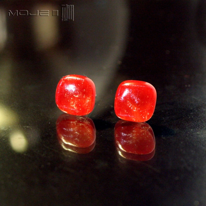 czerwone-kwadraciaki-szklane-kolczyki-sztyfty-do-uszy-szklo