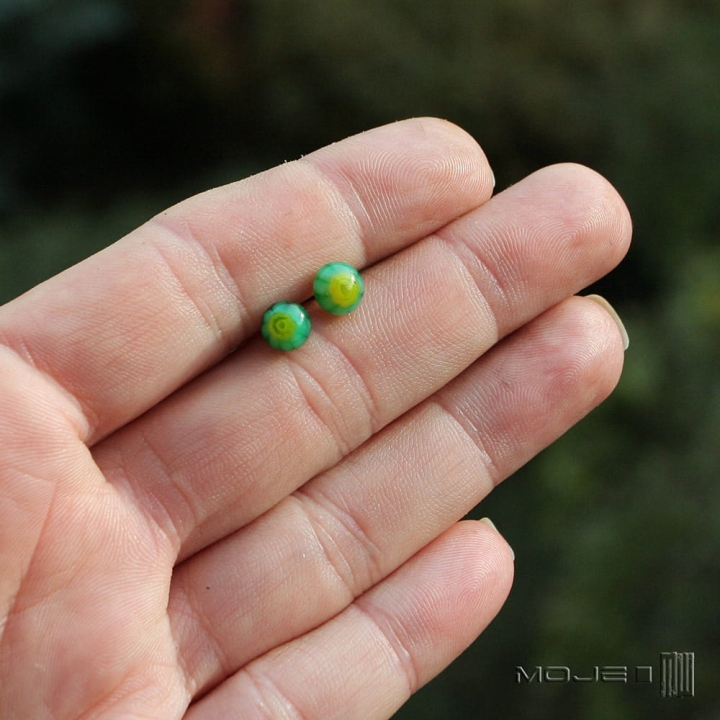 drobinki-millefiori-malutkie-szklane-kolczyki-sztyfty-fisung